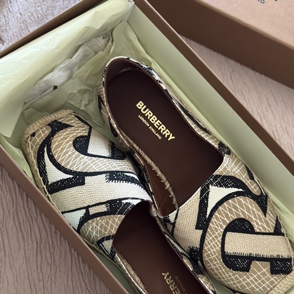 Burberry Women's Black and Cream Loafers - Picture 1 of 3